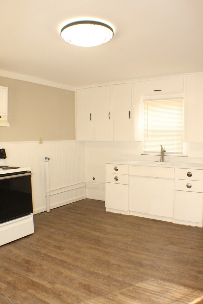 Building Photo - Adorable 2 bedroom 1 bath Broken Arrow Home, Close to the Rose District!