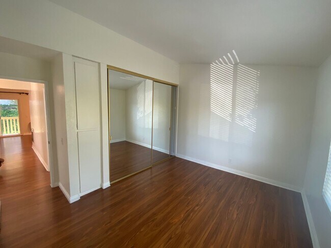 Building Photo - Amazing 2 bedroom unit with Lake Mission V...