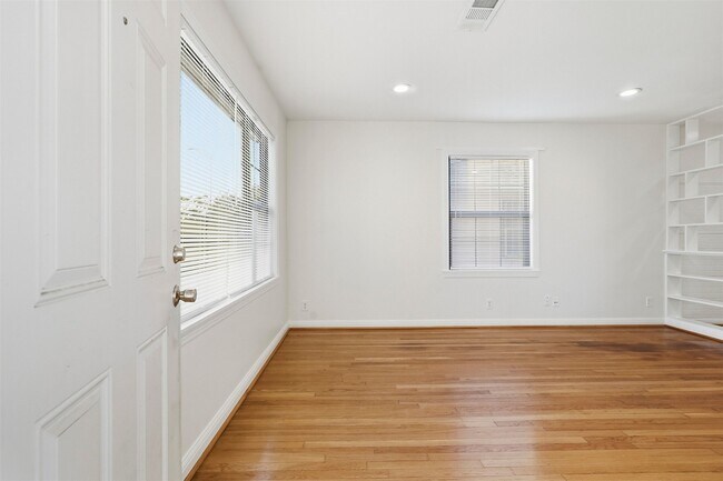 Foto del edificio - 3521 Burgundy Ln