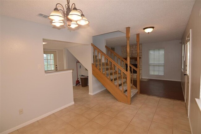 Building Photo - 8912 Circle Dr