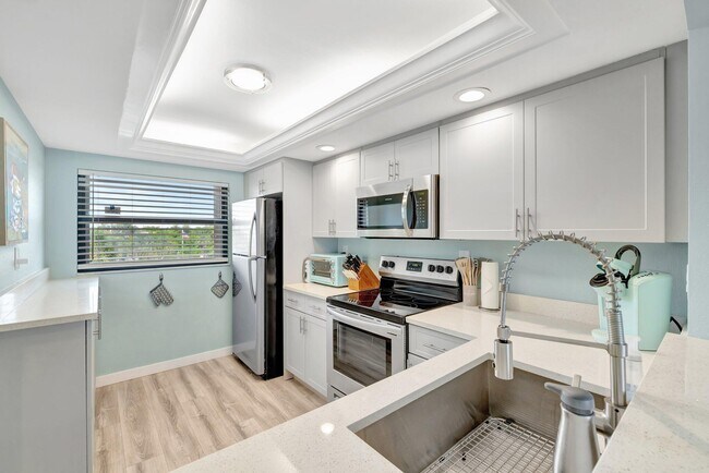 Building Photo - 10310 S Ocean Dr