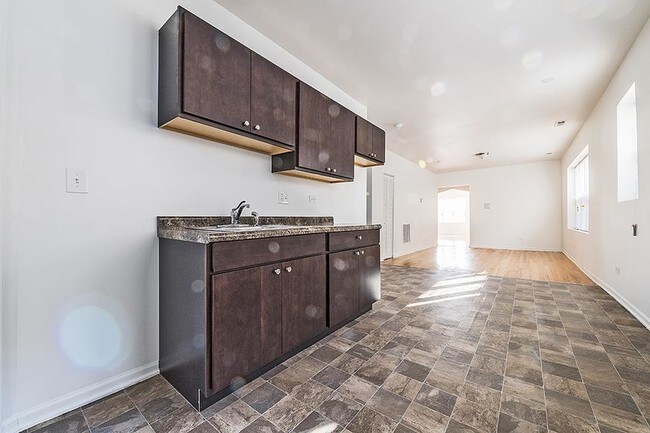 Building Photo - 7938 S Hermitage