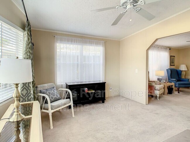 Foto del edificio - 27205 Jones Loop Rd