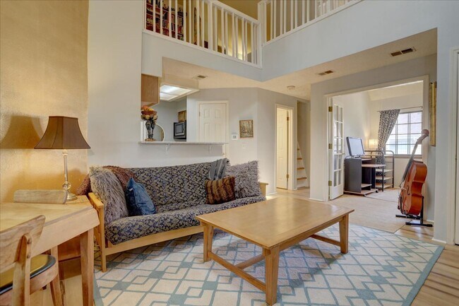 Foto del edificio - Top Floor FURNISHED 1 Bed/Office/Loft in P...