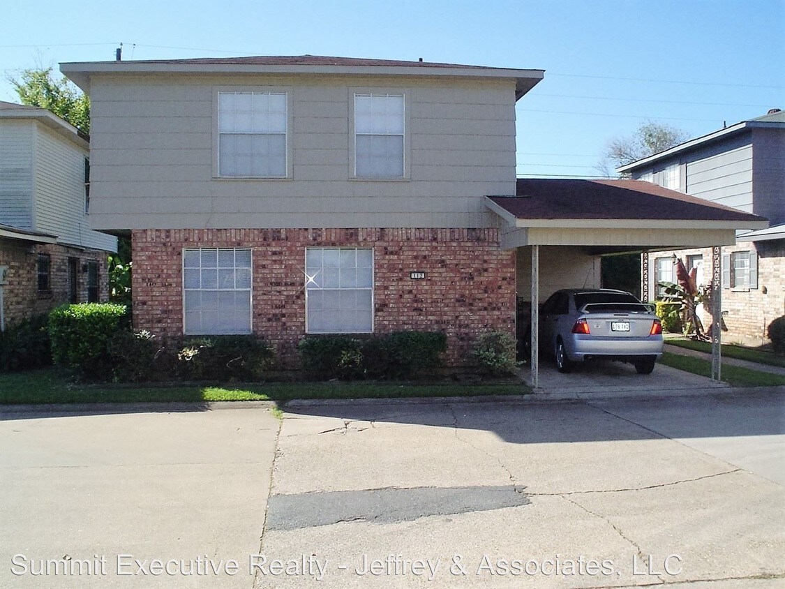 Primary Photo - 112 Carriage Square Cir