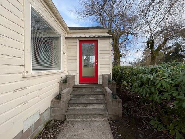 Building Photo - Cozy 2 Bd 1 Ba home in Hillsboro! Massive ...