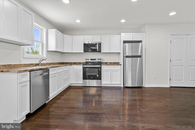 Building Photo - 819 11th Ave