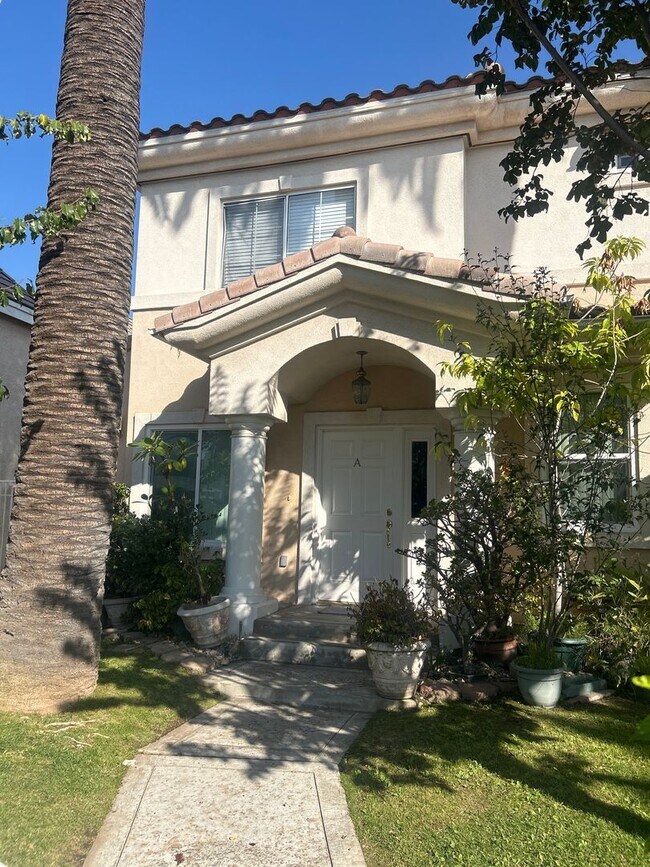 Building Photo - Cozy 2-bedroom Suites Condo in the most de...