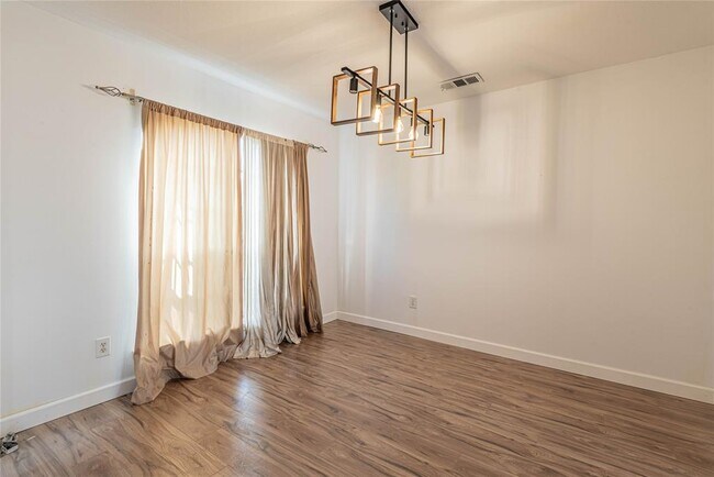 Foto del edificio - 1818 Quiet Hollow Dr