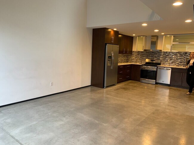 Foto del edificio - $250 off first month's rent!! Industrial t...