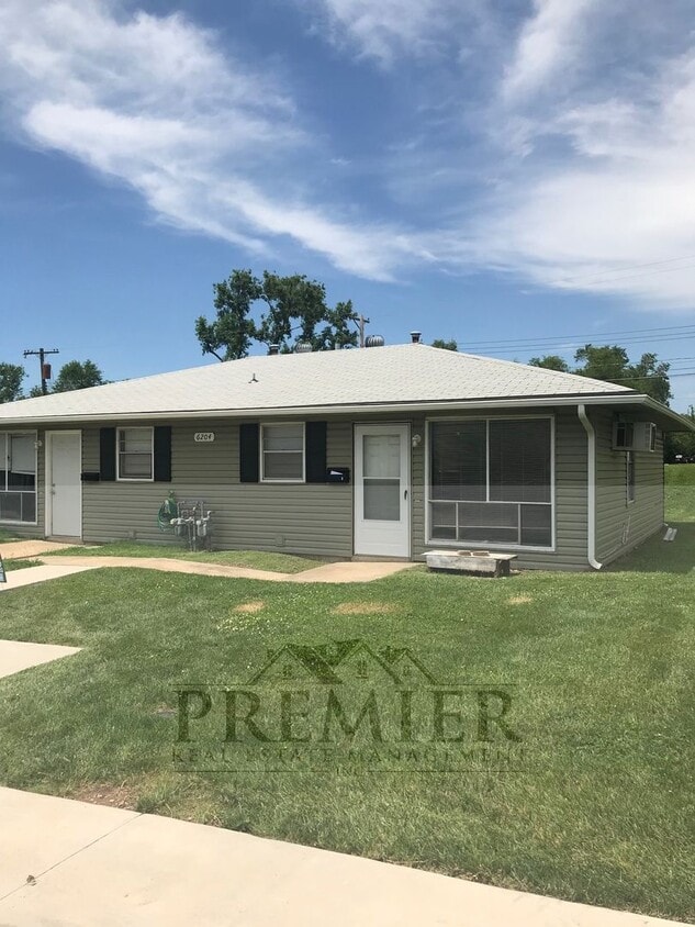 Foto principal - 6204 E 155th St