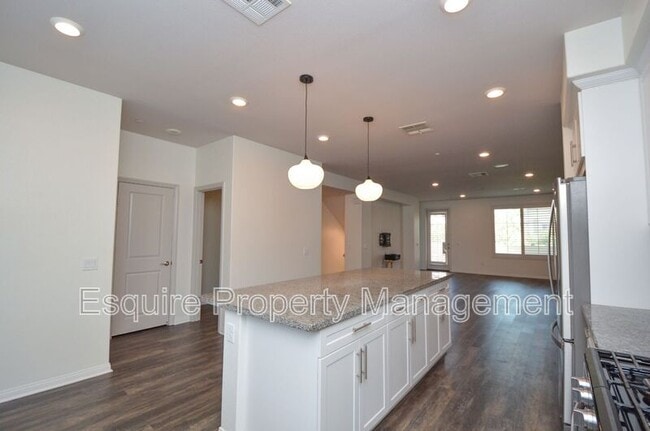 Building Photo - 370 Serra St