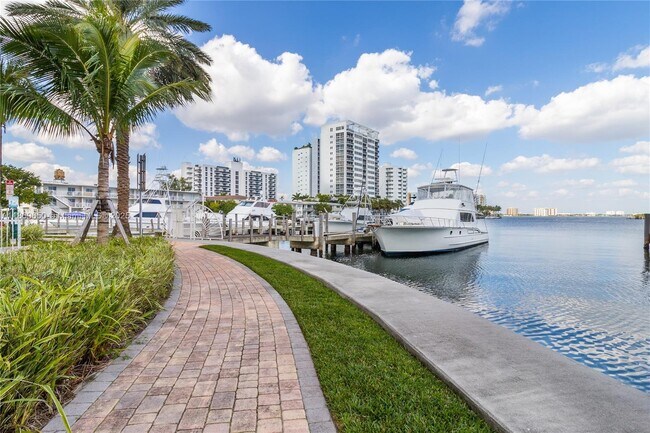 Foto del edificio - 7900 Harbor Island Dr