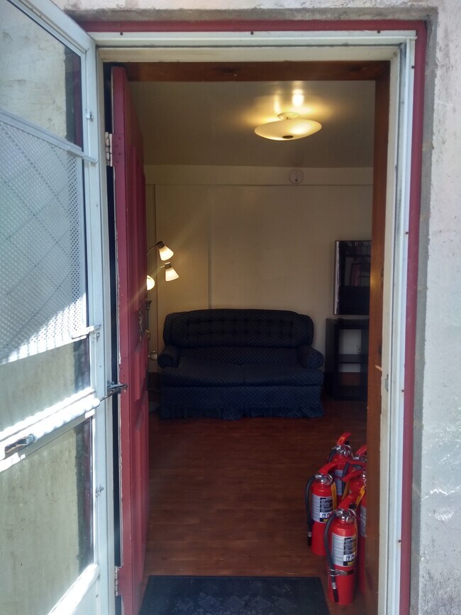 Building Photo - 606 S Allen St