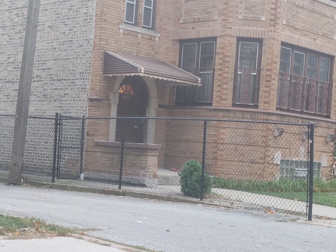 Primary Photo - 8249 S Marshfield Ave