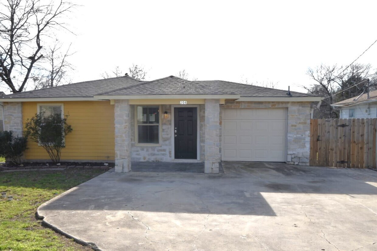 208 Ennis House Rental in Waxahachie, TX