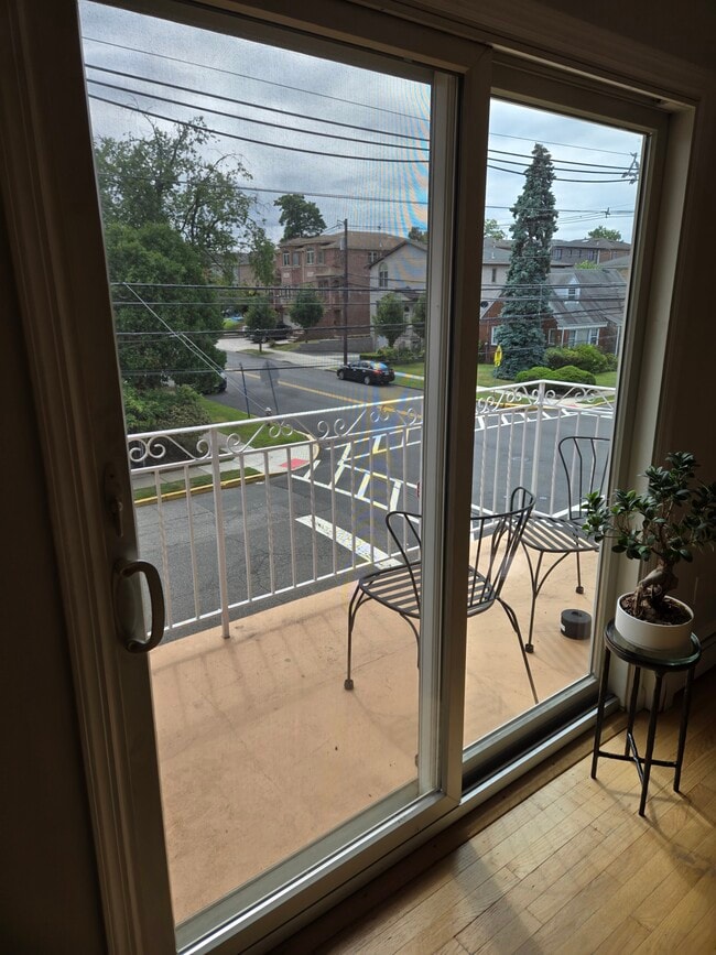 Balacony - 401 2nd St
