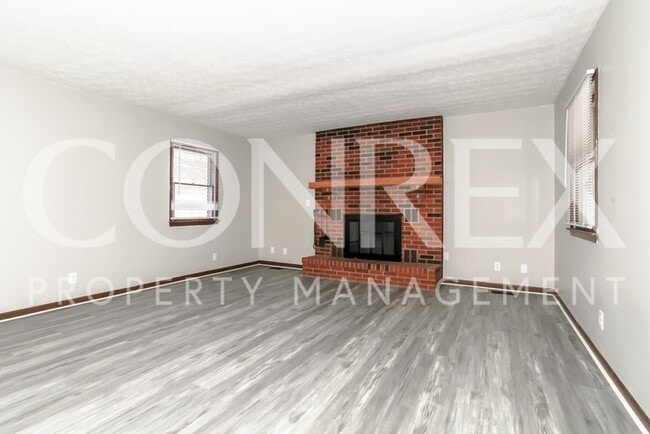 Building Photo - Spacious 3 Bedroom