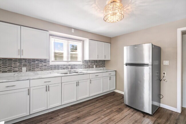 Foto del edificio - This spacious upper unit features 2 comfortable bedrooms with carpeting