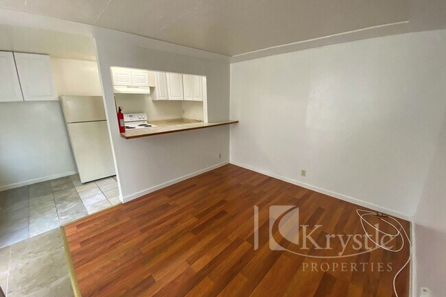 Building Photo - Nicely remodeled lower-level unit