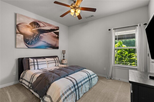 Foto del edificio - 5819 W Cane Hill Dr