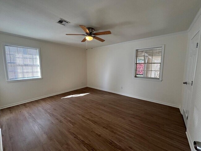 Building Photo - 1009 Lawndale Ave