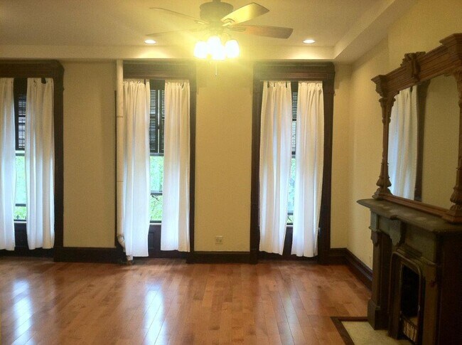1 habitación, sala de estar con vista a Madison - 1987 Madison Ave
