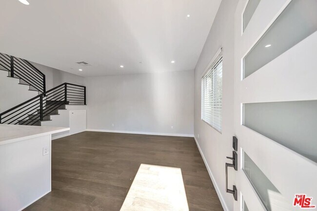 Foto del edificio - 4239 Halldale Ave