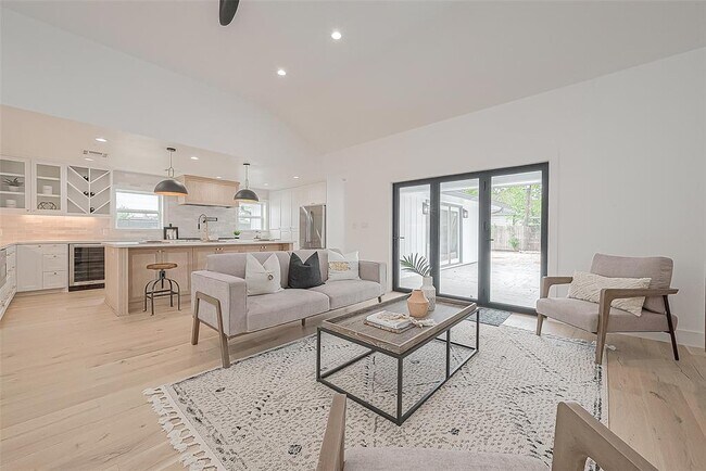 Foto del edificio - 6254 Locke Ln