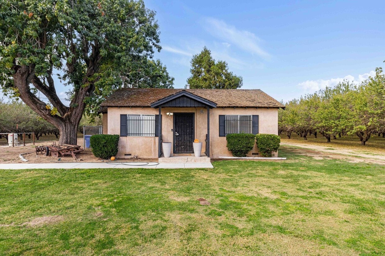 Primary Photo - 2 bedroom / 1 bathroom available for rent ...