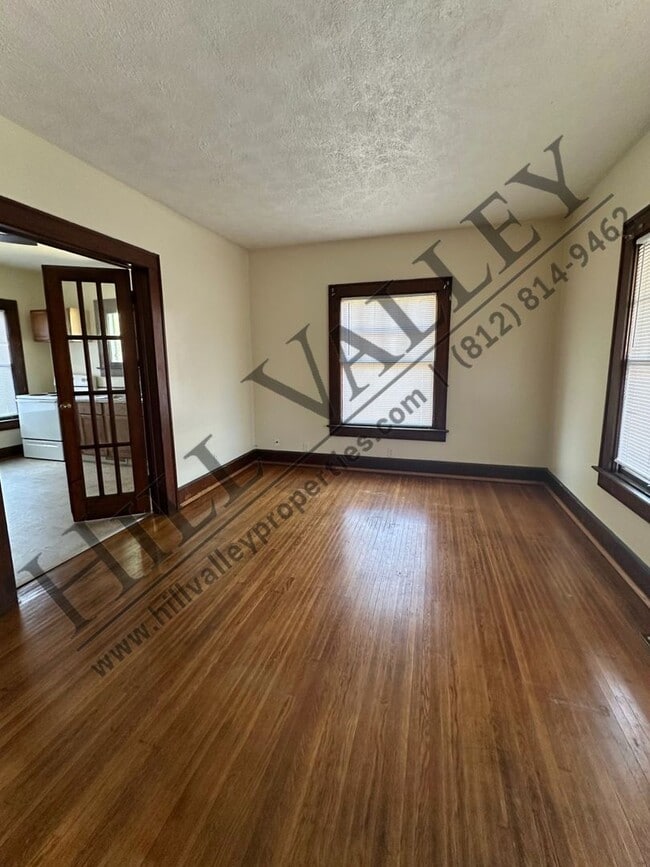 Building Photo - Three Bedroom
