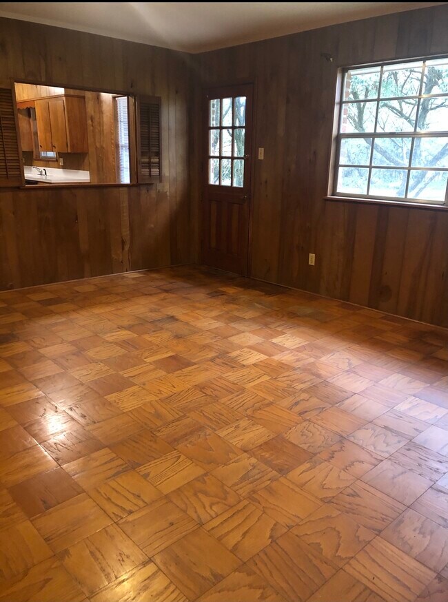 Building Photo - 409 Live Oak Dr