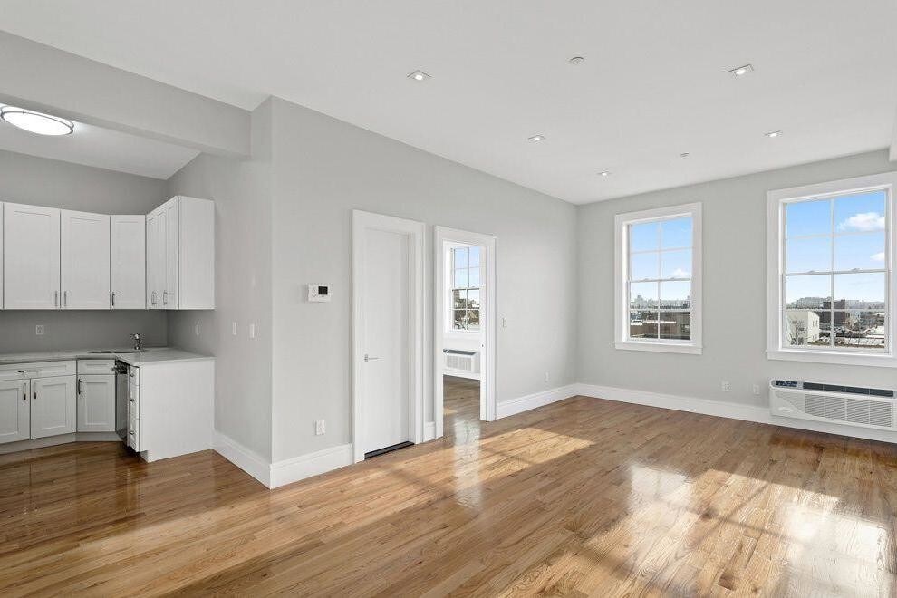 Primary Photo - 951 Grand St
