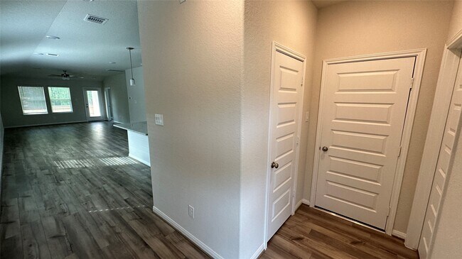 Foto del edificio - 221 Harper Ridge Dr