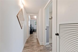Building Photo - 530 S Manor Dr