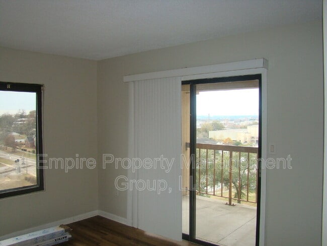 Building Photo - 1600 Park Cir