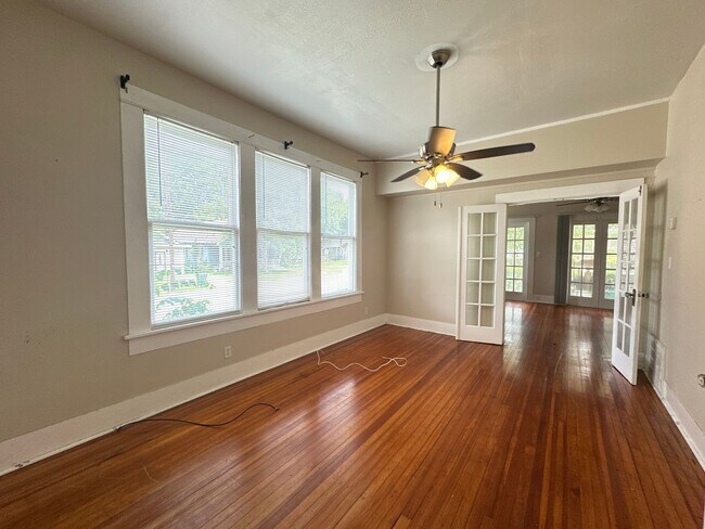 Foto del edificio - CUTE Downstairs Highland Unit