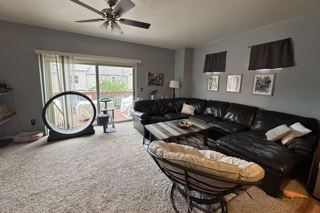 Foto del edificio - Large 3-Bedroom, 3.5-Bathroom Townhome