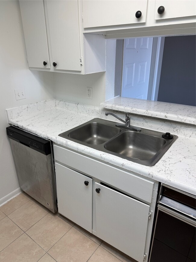 Building Photo - 2816 S Bartell Dr