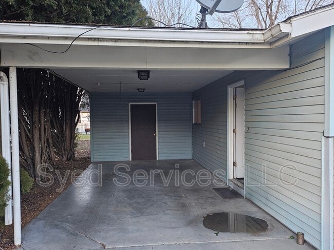 Building Photo - 624 E Hawaii Ave