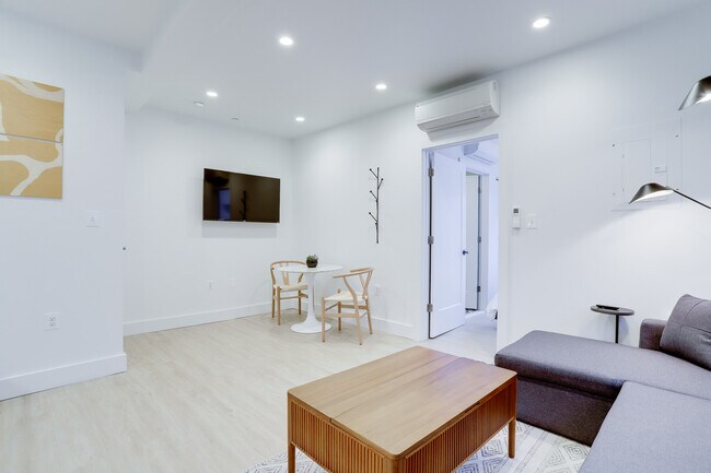 Foto del edificio - 712 G Street SE Unit 203