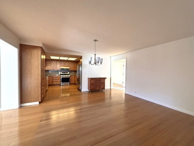 Foto del edificio - Luxurious 5 Bedroom 3.5 Bath with Large De...