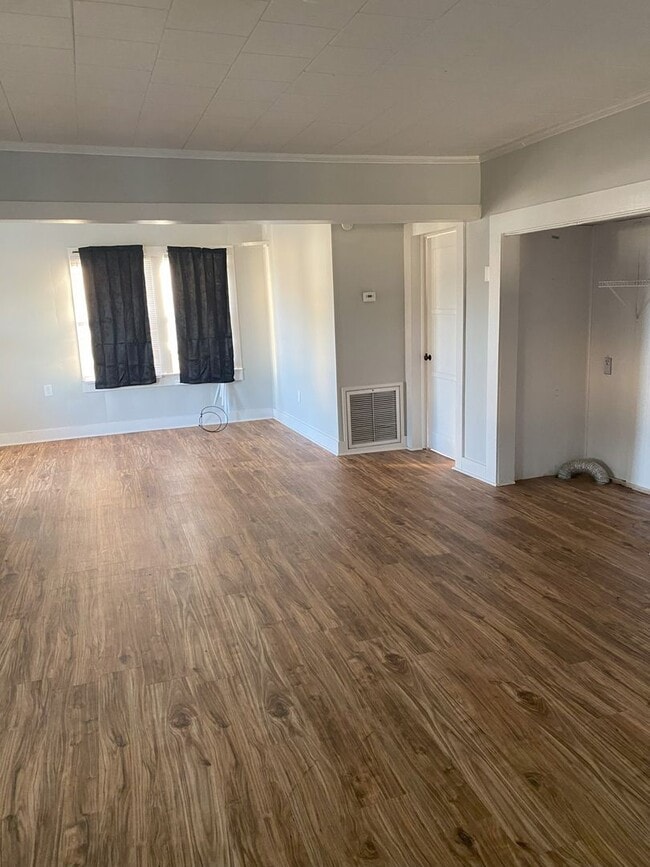 Building Photo - 2 Bed/1 Bath House