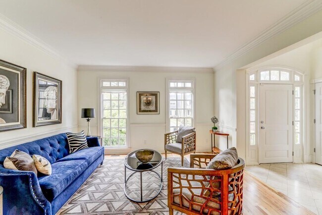 Foto del edificio - 704 Longleaf Dr NE