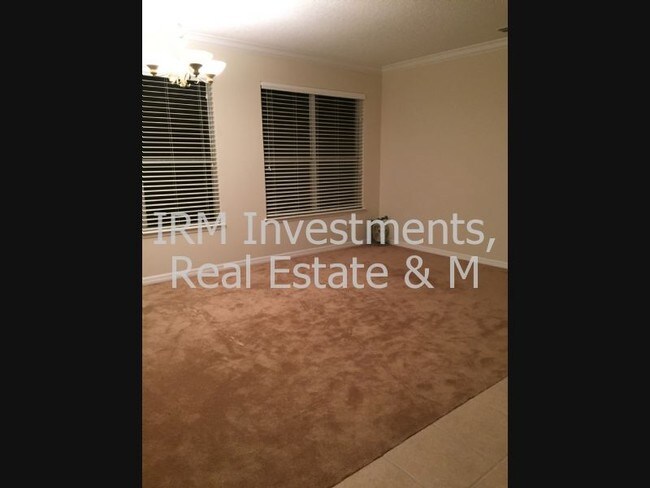 Building Photo - 3 bedroom with den/office and private POOL