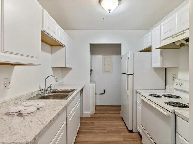 Building Photo - 301 Hildred Dr
