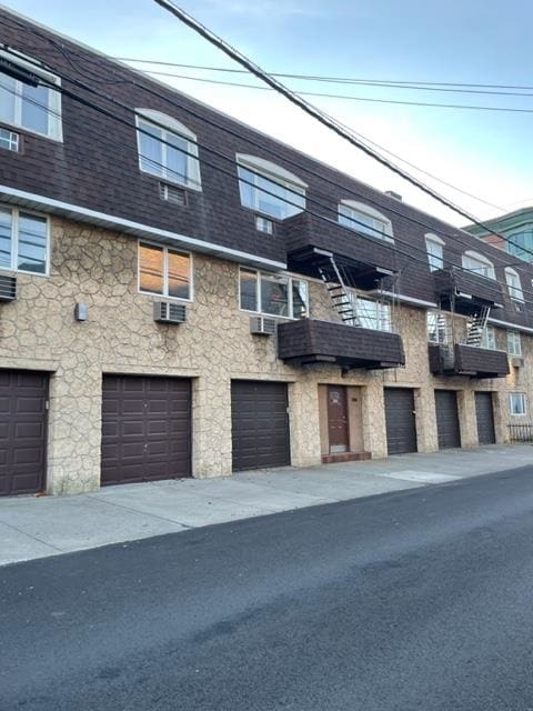 Building Photo - 533 Madison St