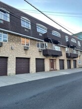 Building Photo - 533 Madison St