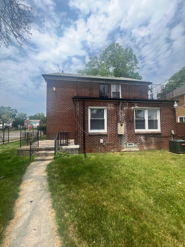 Building Photo - 4631 W Outer Dr