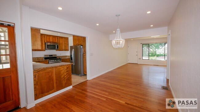 Building Photo - Downtown/Harbor Views!